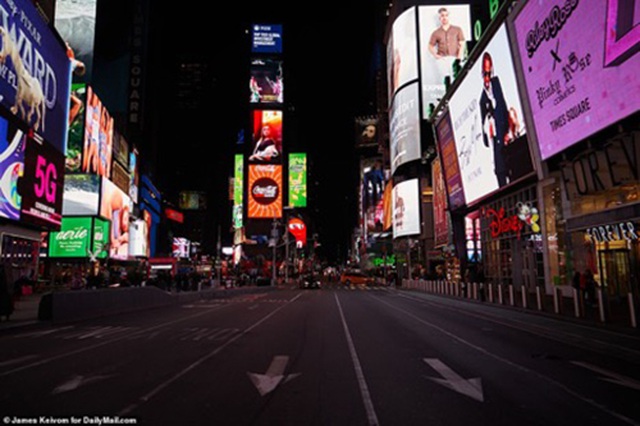 Cảnh vắng vẻ tại Times Square (Quảng trường Thời Đại) sau khi New York đóng cửa các câu lạc bộ, nhà hát, rạp chiếu phim… (Ảnh: Daily Mail)